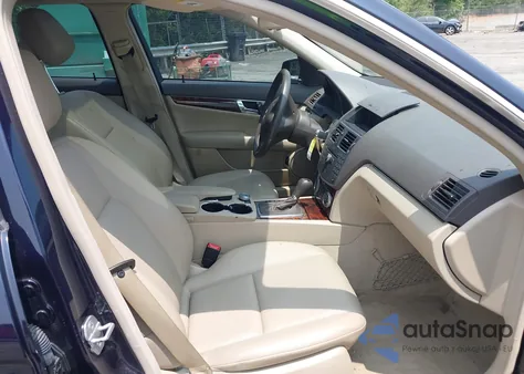 2010 Mercedes-Benz C 300 Luxury/Sport z USA, uszkodzony, nr VIN WDDGF5EB4AR108712